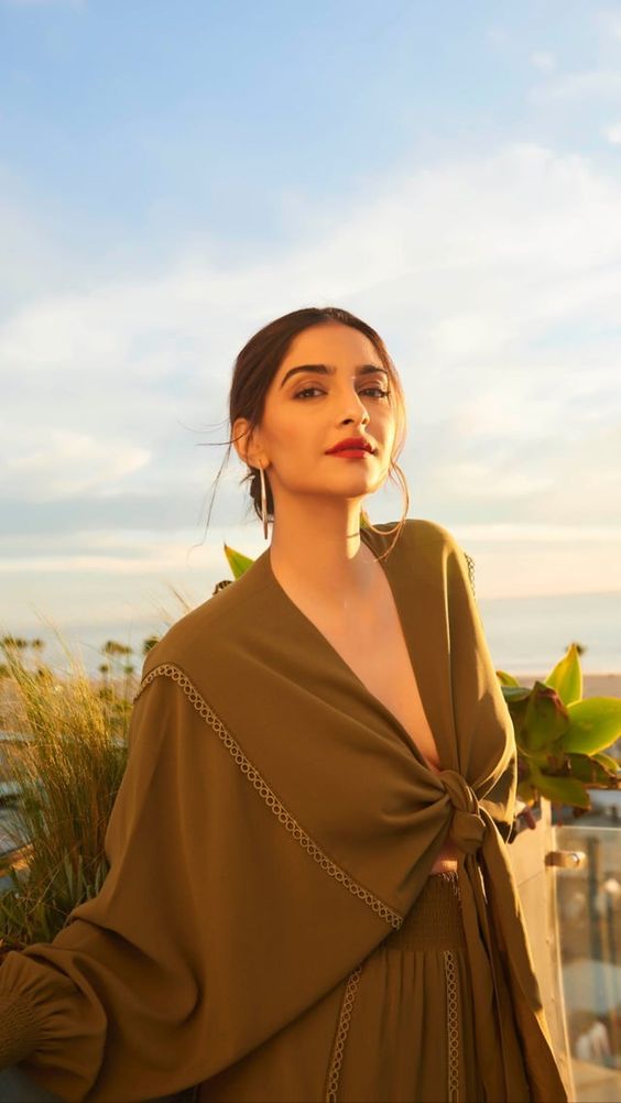 Sonam Kapoor Birthday Dazzling Dresses She Wore In The Past Sonam Kapoor Birthday Dazzling Dresses She Wore In The Past