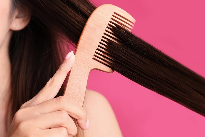 4. Use a wide-tooth comb when drying your hair 4. Use a wide-tooth comb when drying your hair
