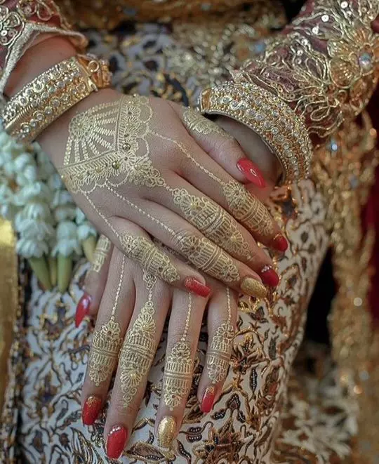 26. Glitter Ring Ceremony Mehndi Designs for Engagement Bride