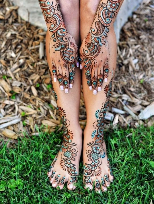9. Glittery Bride Leg Mehndi Designs 9. Glittery Bride Leg Mehndi Designs